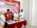 Ketua DPD Partai Gerindra Provinsi Papua Barat Daya, Hj Oktasari Sabil saat memotong tumpeng pada acara syukuran dan launcing pendaftaran penjaringan Pilgub dan Pilkada.