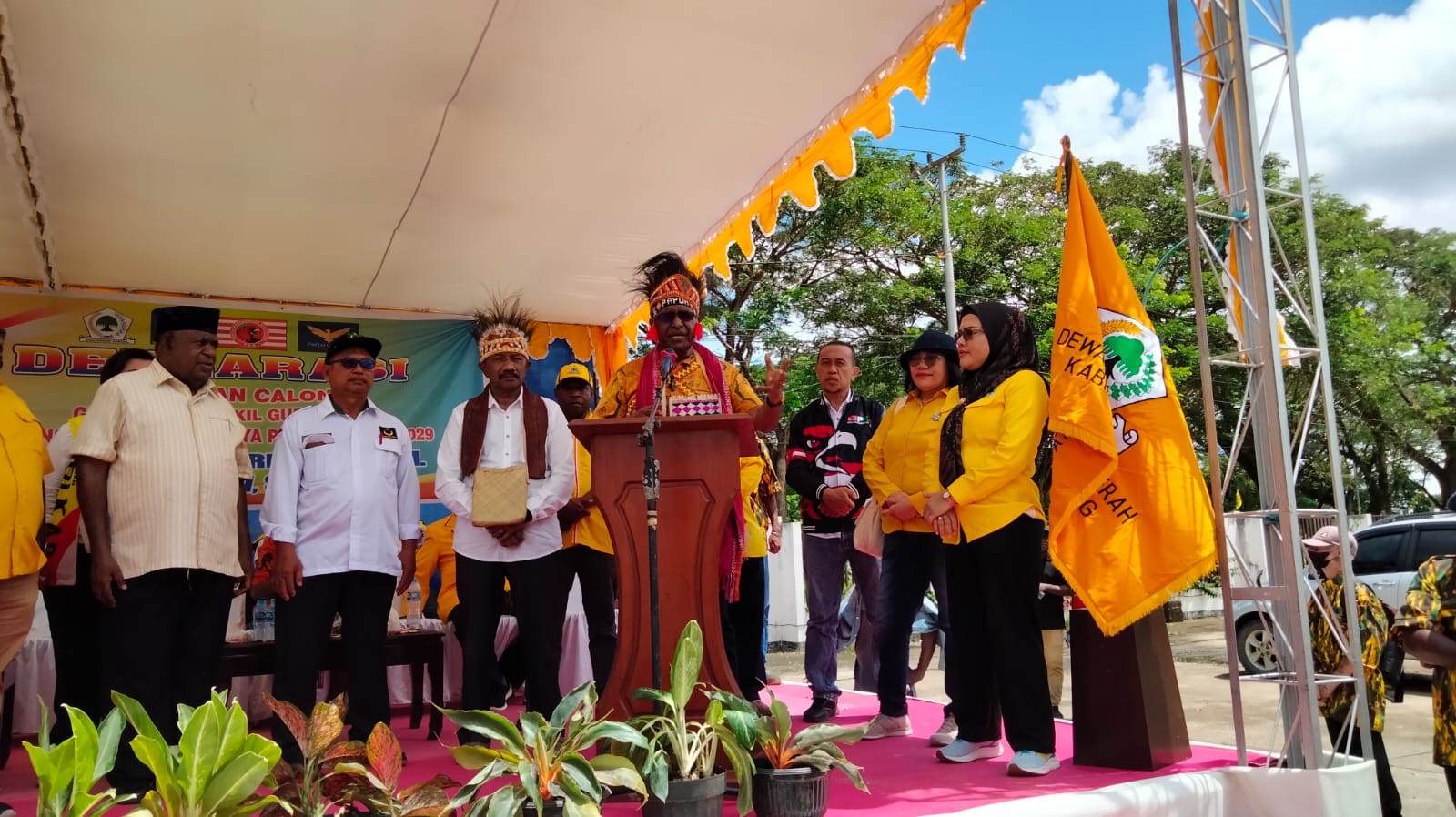 Duet"Bernard Sagrim-Sirajudin Bauw yang siap bertarung dalam Pilgub Papua Barat Daya. (ist(